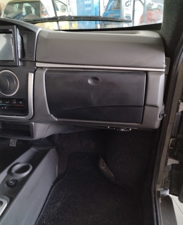 Ligier XTOO R grise vue boite a gant cote passager