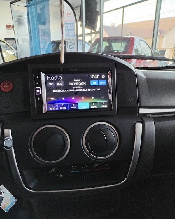 Ligier XTOO R grise vue sur le poste de musique